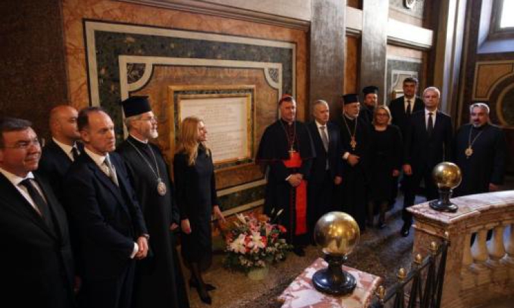 Михаела Доцова поднесе цветя пред българската плоча в базиликата „Санта Мария Маджоре“